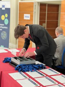 Personal de apoyo resolviendo un imprevisto en evento corporativo, ejemplo de gestión profesional en situaciones inesperadas.