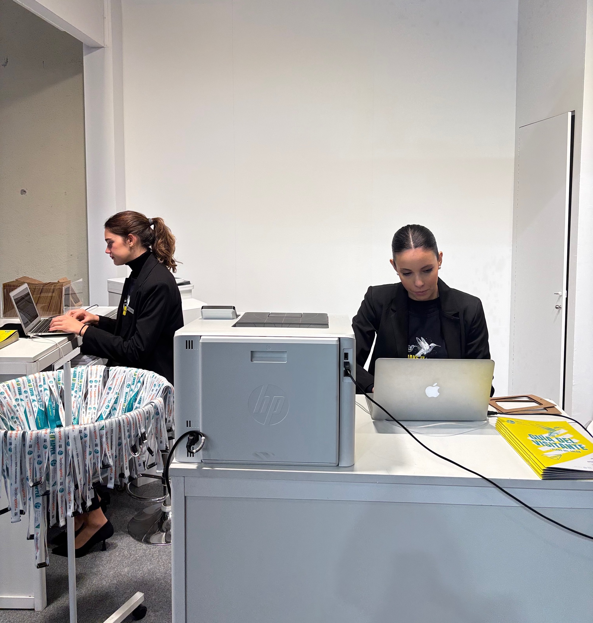 Mujeres trabajando en oficina con ordenadores