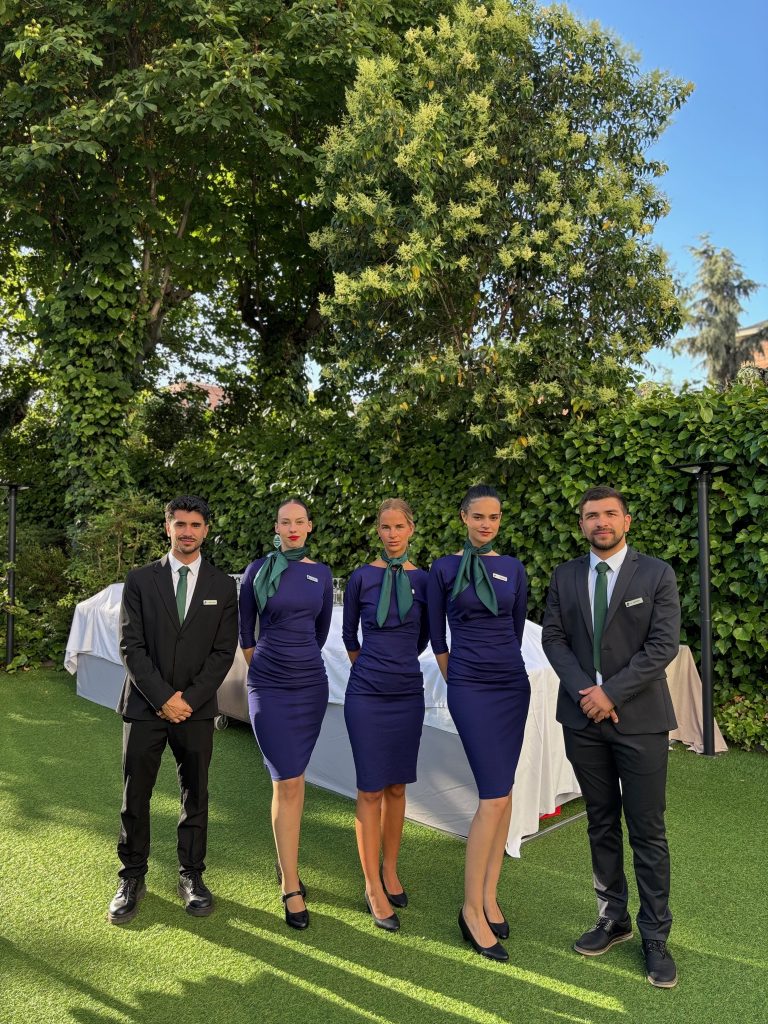 Azafatas y azafatos de ACHE Azafatas ofreciendo apoyo profesional en un evento privado exclusivo.