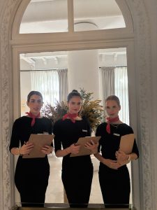 Azafatas sujetando carpetas de documentos