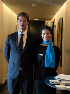 Azafatos realizando el registro de asistentes.