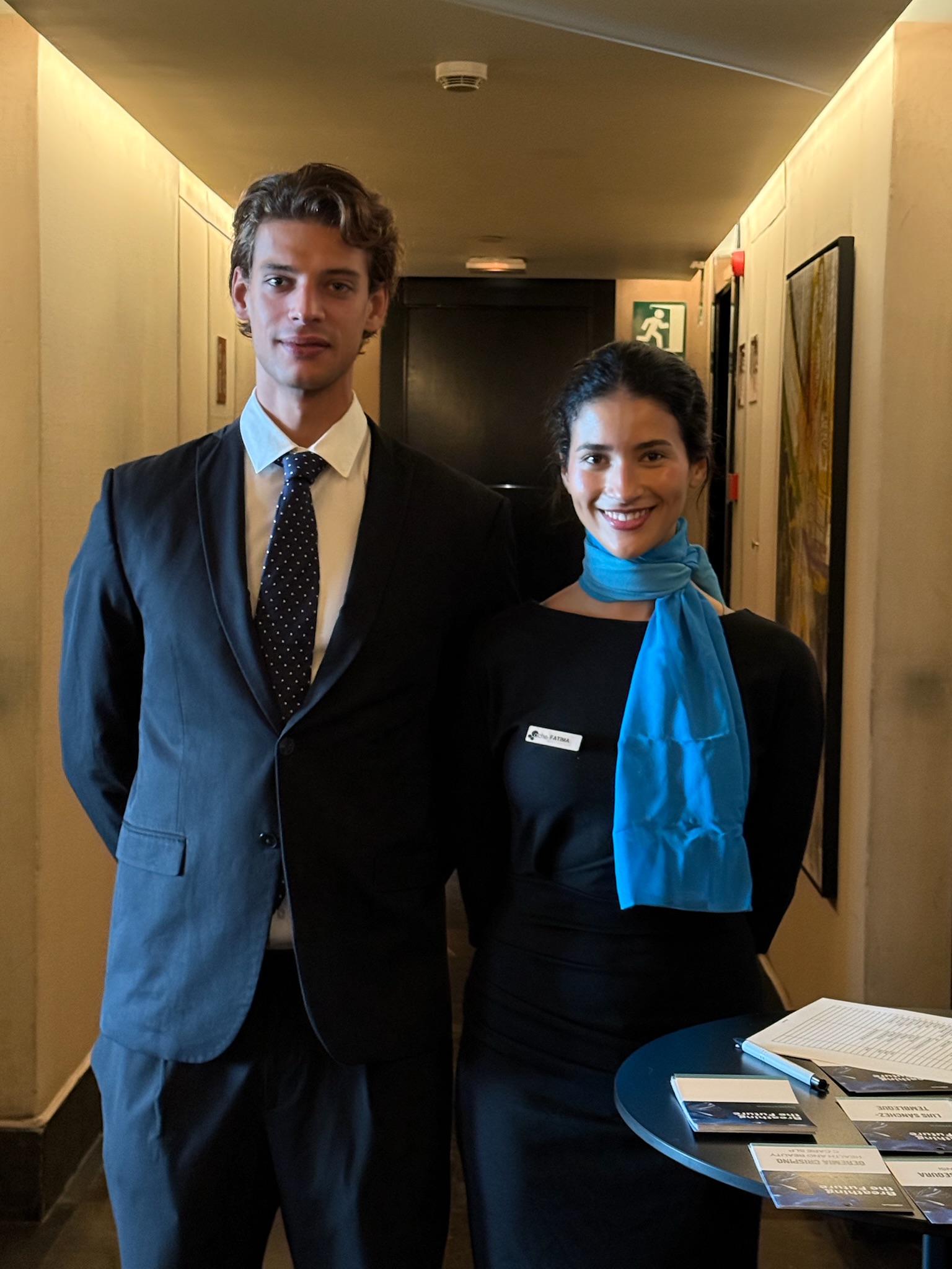 Azafatos realizando el registro de asistentes.