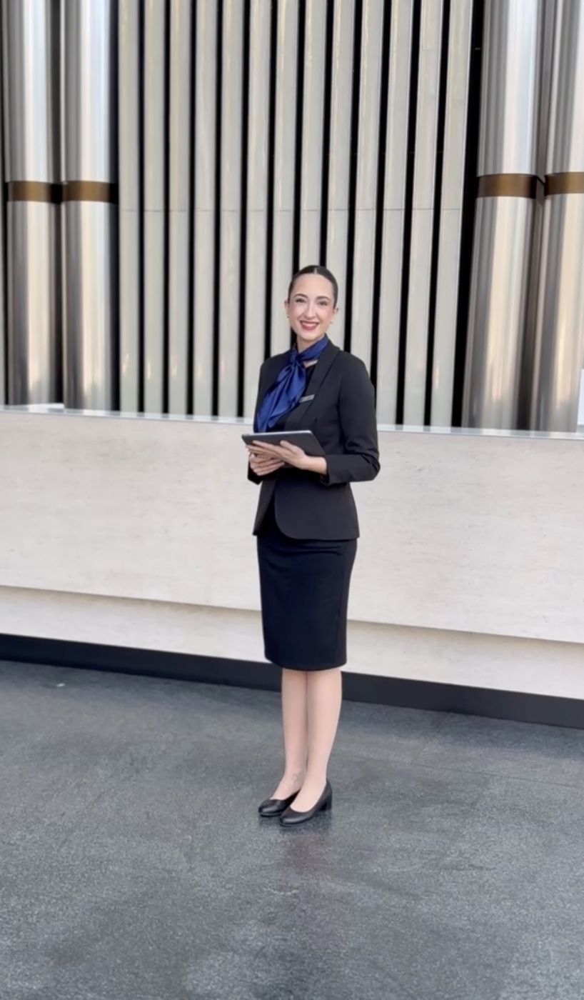 Recepción de invitados a la NFL en Madrid a cargo de ACHE Azafatas, ofreciendo orientación y bienvenida.