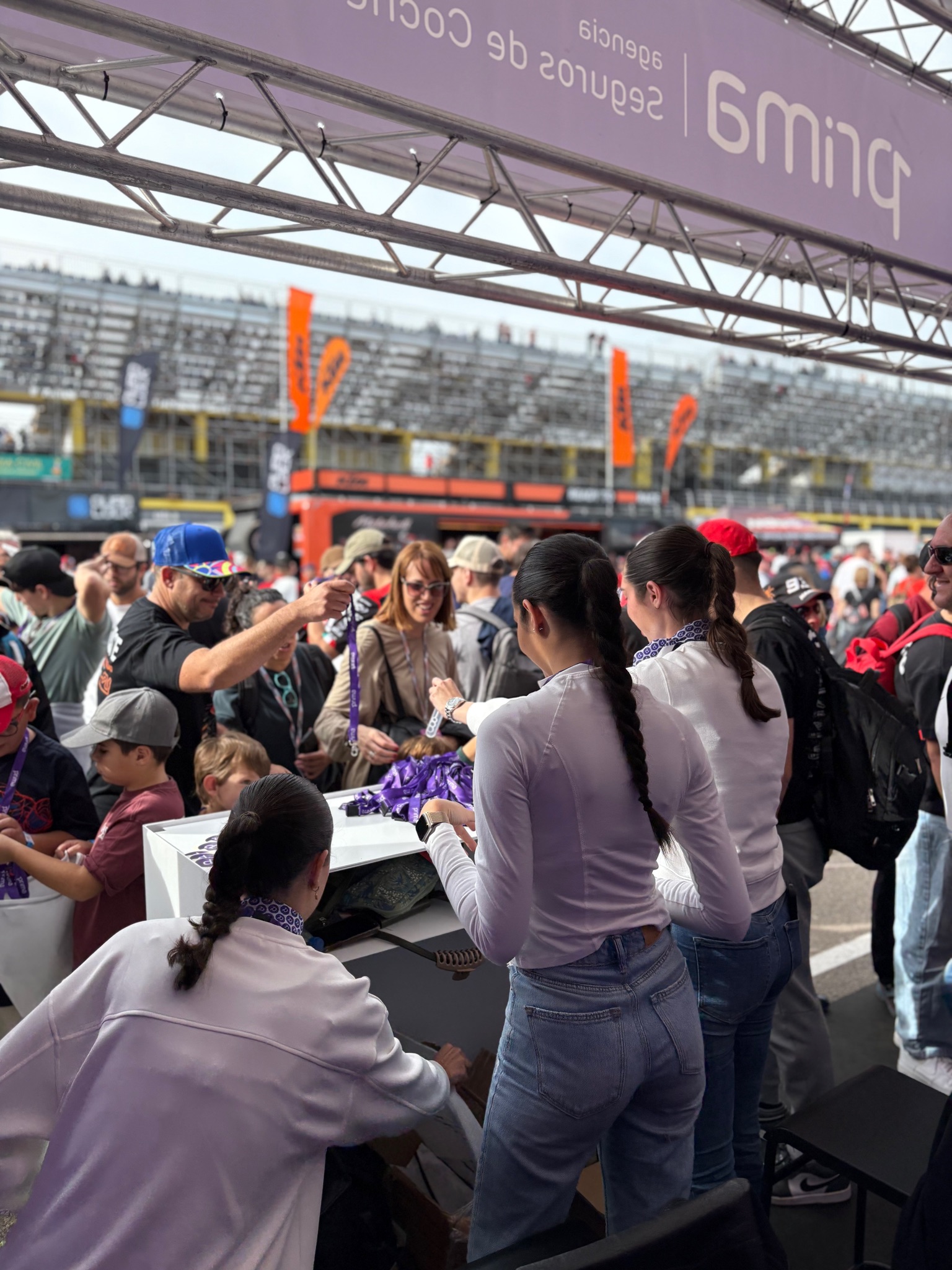 Azafatas de ACHE Azafatas atendiendo a visitantes internacionales en el Gran Premio de Valencia en el Circuito Ricardo Tormo.