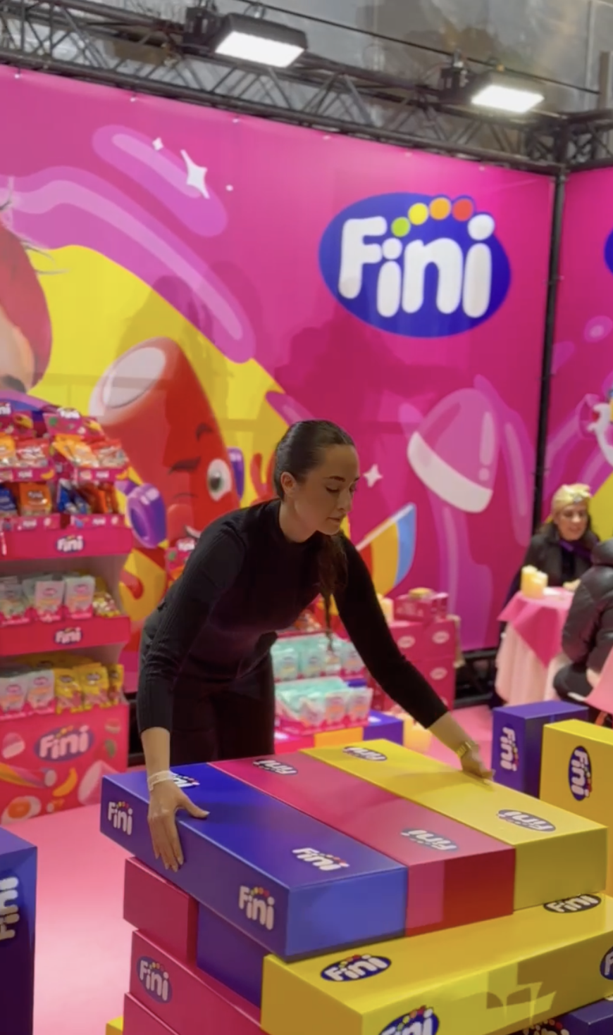 Azafata de ACHE Azafatas atendiendo el stand durante los Army Awards 2026 en Madrid.