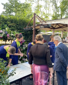 Equipo de azafatas en atención al cliente