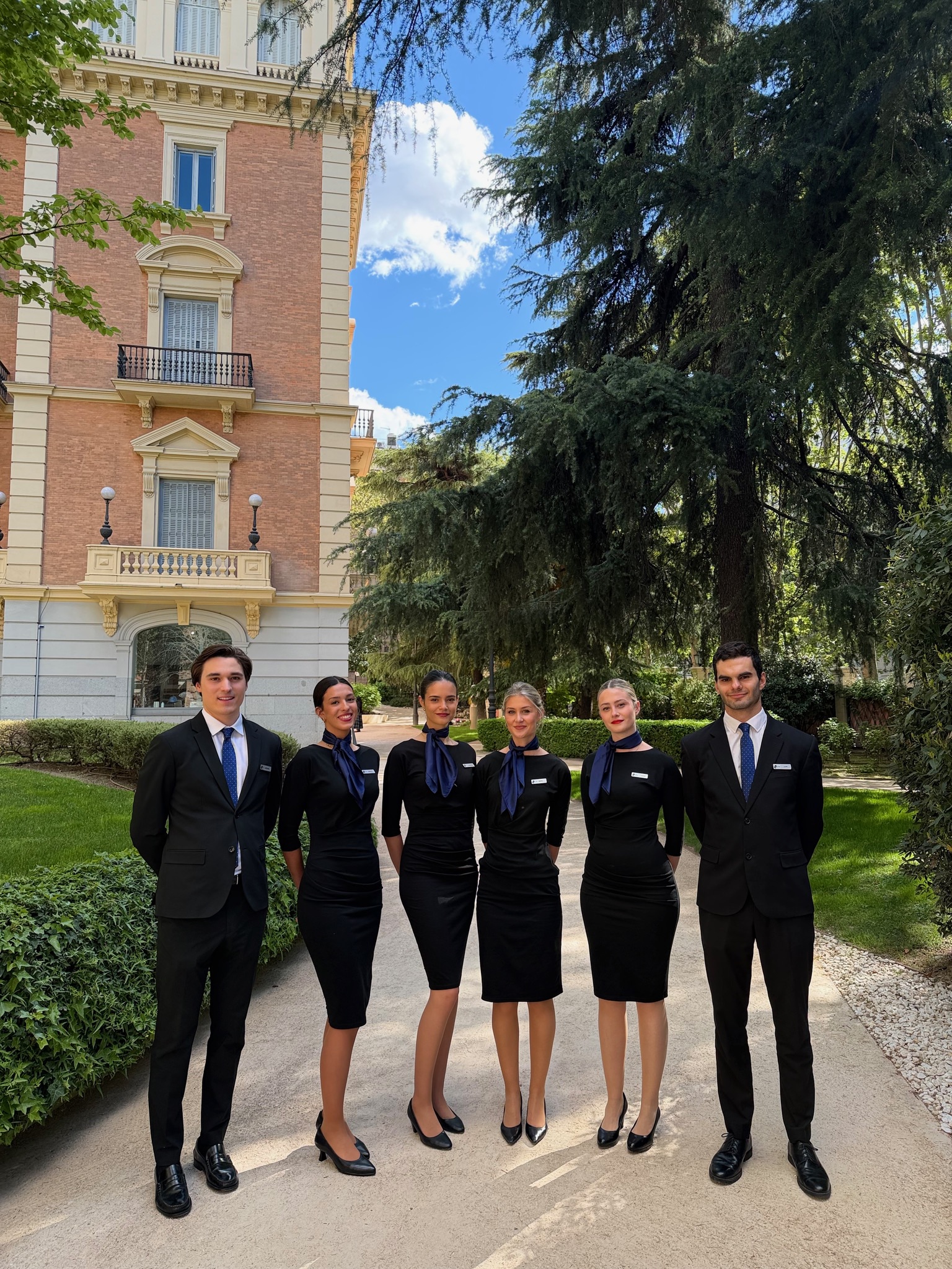 Las azafatas mejoran la imagen de tu marca.